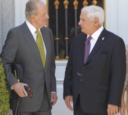 Don Juan Carlos conversa con el Sr. Ricardo Martinelli
