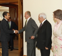 Los Reyes y el Sr. Martinelli reciben el saludo del Presidente del Gobierno