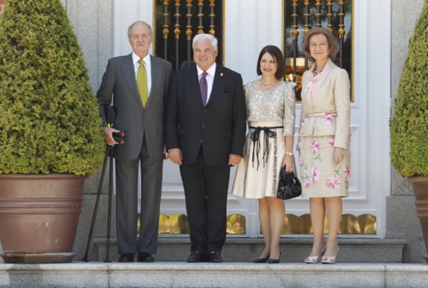 Sus Majestades los Reyes, junto al Sr. Ricardo Martinelli y su esposa, Sra. Marta Linares de Martinelli