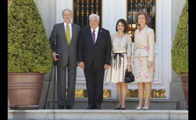 Sus Majestades los Reyes, junto al Sr. Ricardo Martinelli y su esposa, Sra. Marta Linares de Martinelli