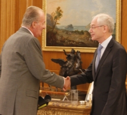 Su Majestad el Rey saluda al presidente del Consejo Europeo, Herman Van Rompuy
