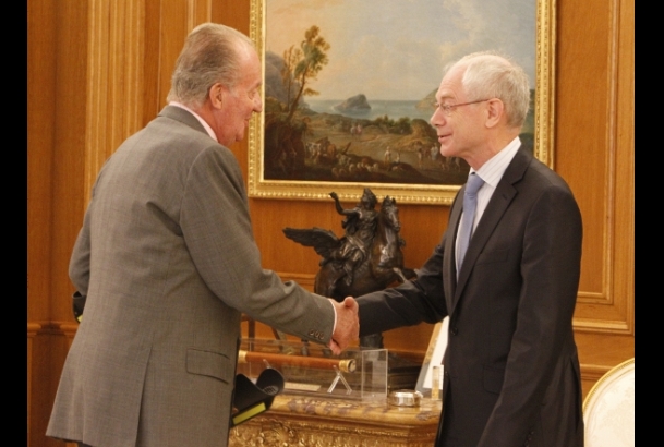 Su Majestad el Rey saluda al presidente del Consejo Europeo, Herman Van Rompuy