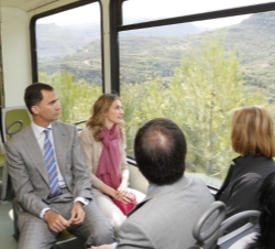Don Felipe y Doña Letizia durante su viaje en el tren cremallera