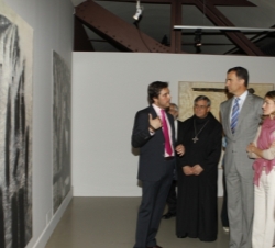 El pintor Hugo Fontela explica a los Príncipes una de sus obras