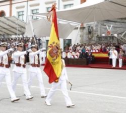 Vista de la tribuna al paso de la Bandera durante el desfile