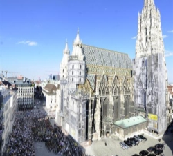 Vista de la procesión del funeral por Otto de Habsburgo, a la salida de la Catedral de San Esteban