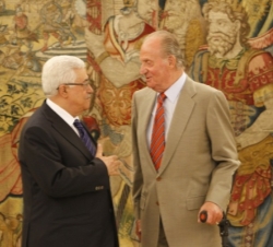 Don Juan Carlos conversa con el Presidente de la Autoridad Nacional Palestina, Mahmoud Abbas