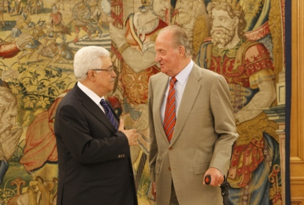 Don Juan Carlos conversa con el Presidente de la Autoridad Nacional Palestina, Mahmoud Abbas