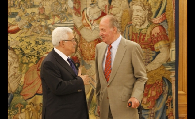 Don Juan Carlos conversa con el Presidente de la Autoridad Nacional Palestina, Mahmoud Abbas