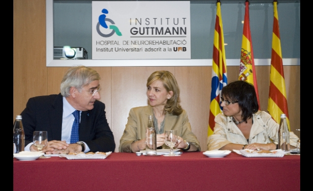 Doña Cristina acompañada por Francesc Homs i Ferret, Presidente de la Fundación del Instituto Guttmann, y Roser Fernández Alegre, secretaria general d