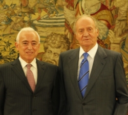 Don Juan Carlos con el presidente de la AEB, Miguel Martín