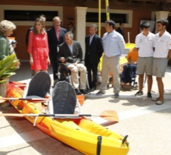 Su Alteza Real observa la piragua adaptada para practicar este tipo de deporte