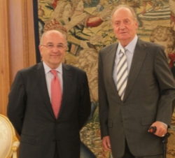 Su Majestad el Rey junto al Vicepresidente de la Comisión Europea, Joaquín Almunia