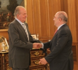 Don Juan Carlos recibe el saludo de Joaquín Almunia