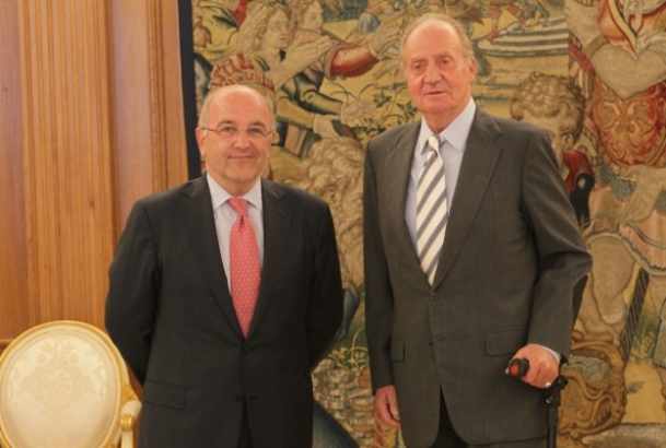 Su Majestad el Rey junto al Vicepresidente de la Comisión Europea, Joaquín Almunia