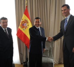 Saludo entre Don Felipe y el Presidente electo, Ollanta Humala, en presencia del futuro canciller peruano, Rafael Roncagliolo
