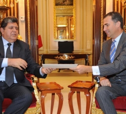 El Príncipe de Asturias entrega al Presidente saliente, Alan García, un mensaje de Su Majestad el Rey