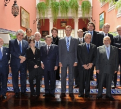 Fotografía de grupo con los invitados al almuerzo celebrado en la residencia de la Embajada de España