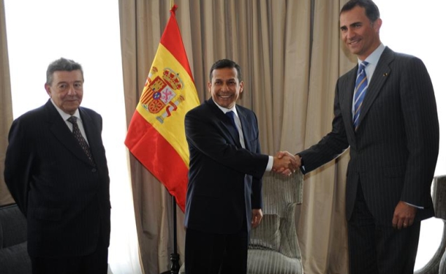 Saludo entre Don Felipe y el Presidente electo, Ollanta Humala, en presencia del futuro canciller peruano, Rafael Roncagliolo