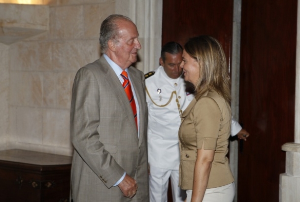 Don Juan Carlos con la presidenta del Consell de Mallorca