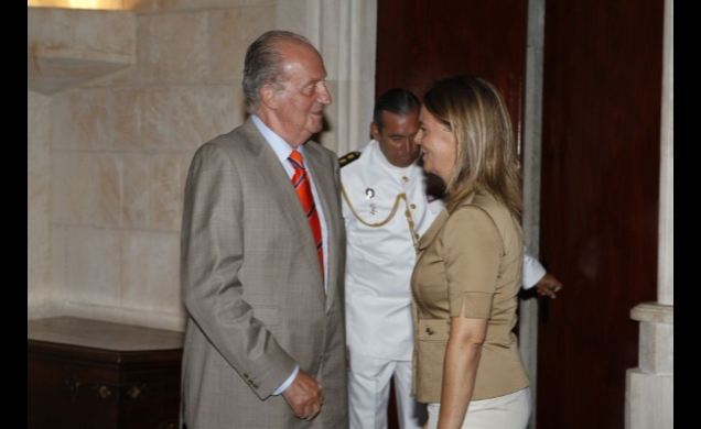 Don Juan Carlos con la presidenta del Consell de Mallorca