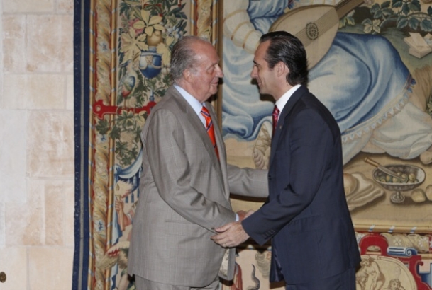 El Rey recibe el saludo del presidente Bauzá