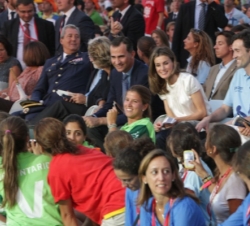 Los Príncipes de Asturias conversan con los jóvenes peregrinos que asistieron a la Vigilia de los Jóvenes