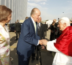 Sus Majestades los Reyes reciben al Santo Padre a su llegada a Cuatro Vientos
