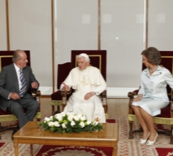 Sus Majestades los Reyes conversan con el Santo Padre antes de su regreso a Roma