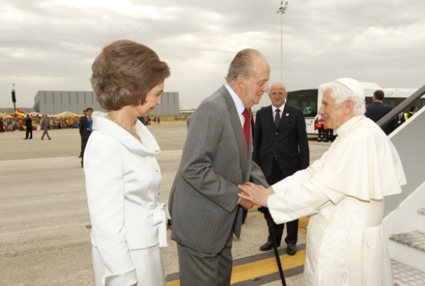 Sus Majestades los Reyes reciben a Su Santidad el Papa a su llegada a España