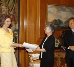 Su Majestad la Reina recibe el Doctorado de manos de presidenta de la Junta Rectora y catedrática de la Universidad