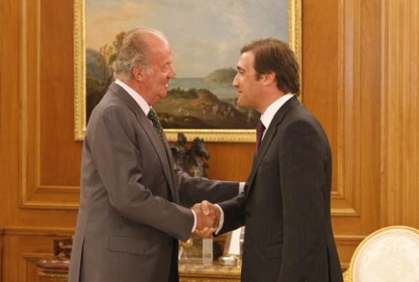 Don Juan Carlos recibe el saludo del Primer Ministro Passos Coelho