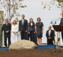 Los Príncipes de Asturias atienden las palabras que ofreció el embajador de Estados Unidos de América en España