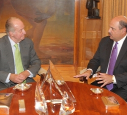 Don Juan Carlos conversa con el CEO de Deloitte, Barry Salzberg