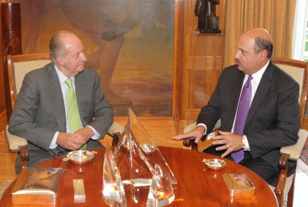Don Juan Carlos conversa con el CEO de Deloitte, Barry Salzberg