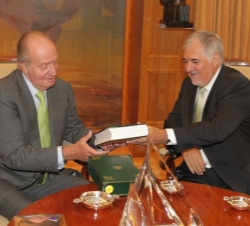 Don Juan Carlos recibe la Memoria de la Fiscalía del año 2010 de manos del fiscal general del Estado