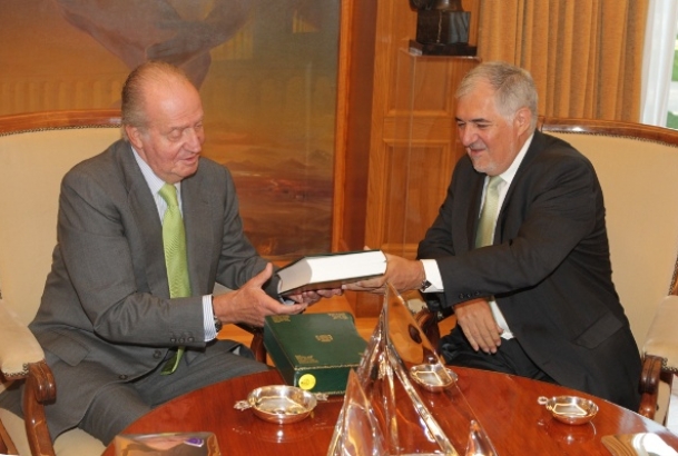 Don Juan Carlos recibe la Memoria de la Fiscalía del año 2010 de manos del fiscal general del Estado