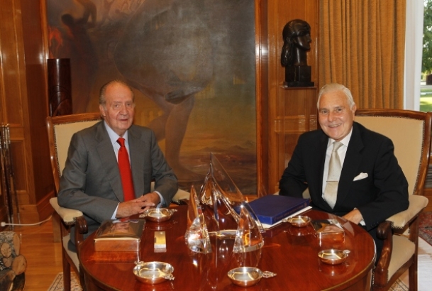 Su Majestad el Rey acompañado por Don Carlos Dívar Blanco