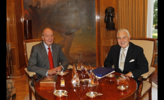 Su Majestad el Rey acompañado por Don Carlos Dívar Blanco