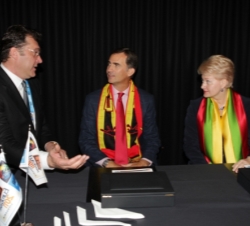 Don Felipe con la presidenta de Lituania, Dalia Grybauskaite, y el ex jugador de baloncesto Arvydas Sabonis