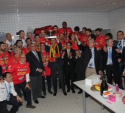 Don Felipe, en el vestuario junto a los miembros de la Selección