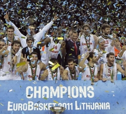 El Príncipe Felipe, con la Selección Española de Baloncesto tras proclamarse campeona de Europa