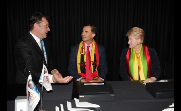 Don Felipe con la presidenta de Lituania, Dalia Grybauskaite, y el ex jugador de baloncesto Arvydas Sabonis