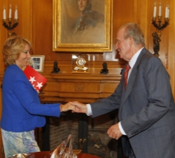 Don Juan Carlos recibe el saludo de la presidenta de la Comunidad de Madrid