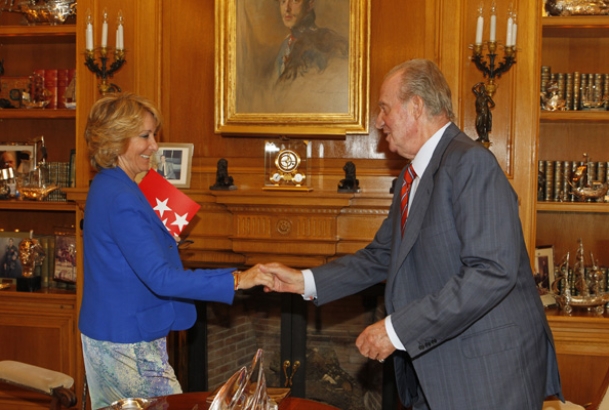 Don Juan Carlos recibe el saludo de la presidenta de la Comunidad de Madrid