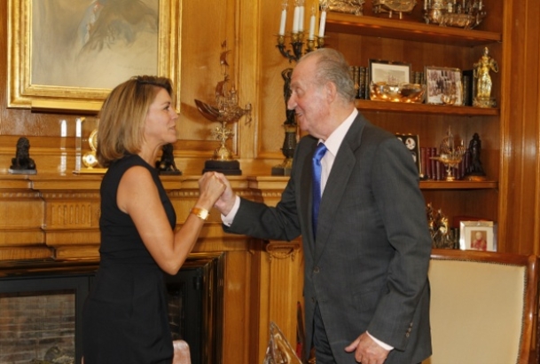Su Majestad el Rey saluda a la presidenta de la Junta de Comunidades de Castilla-La Mancha, María Dolores de Cospedal