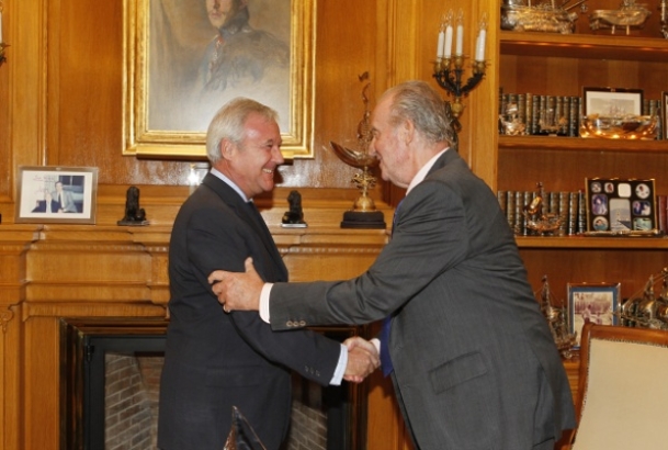 Su Majestad el Rey saluda al Presidente de la Región de Murcia