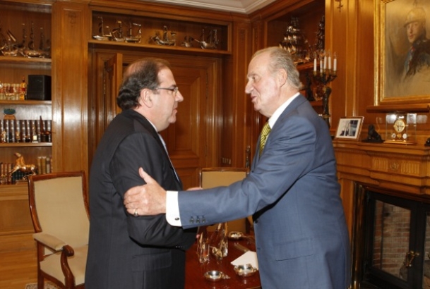 Su Majestad el Rey saluda al Presidente de la Junta de Castilla y León