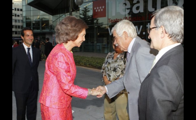 Su Majestad la Reina recibe el saludo del presidente de la Fundación Pasqual Maragall, Pasqual Maragall
