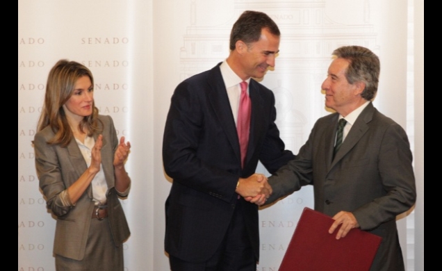 El Príncipe felicita a Iñaki Gabilondo en presencia de la Princesa